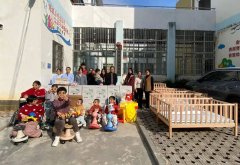 胡女士一行向福利院捐赠