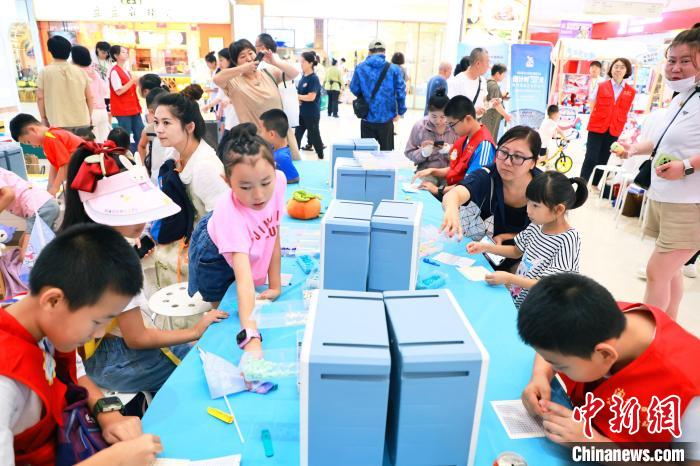 400个家庭携手拼出滨滨妮妮像素立方画，点亮哈