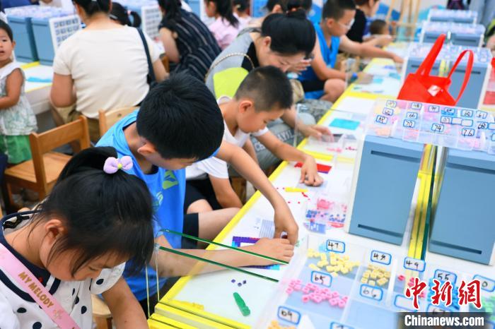 400个家庭携手拼出滨滨妮妮像素立方画，点亮哈