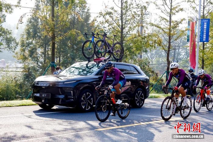 中国4+2接力挑战赛首站芜湖开赛 汽车与自行车跨