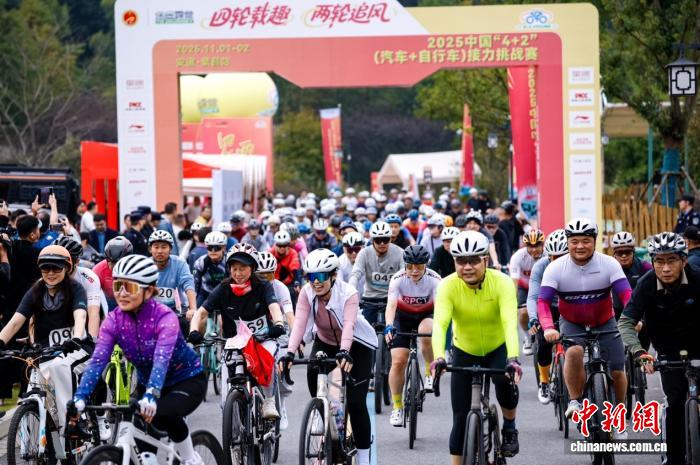 中国4+2接力挑战赛首站芜湖开赛 汽车与自行车跨