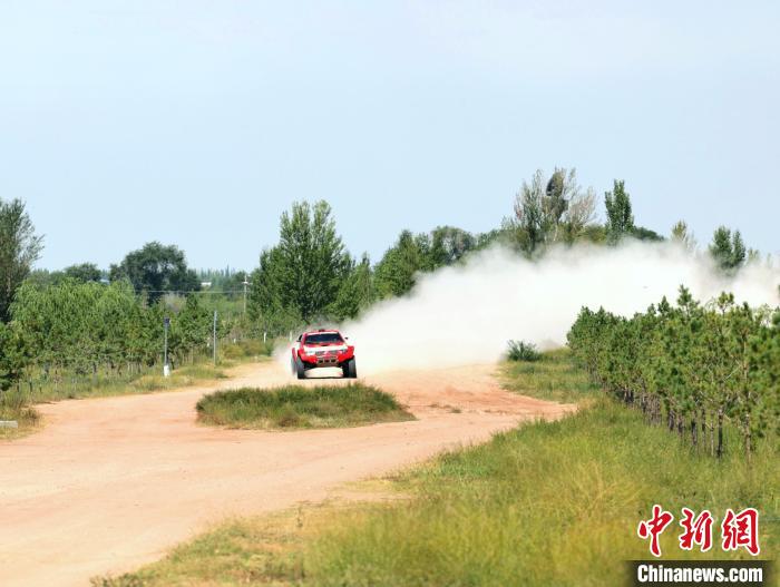 库布齐沙漠越野赛打响 陈峰訾云刚挑战极限