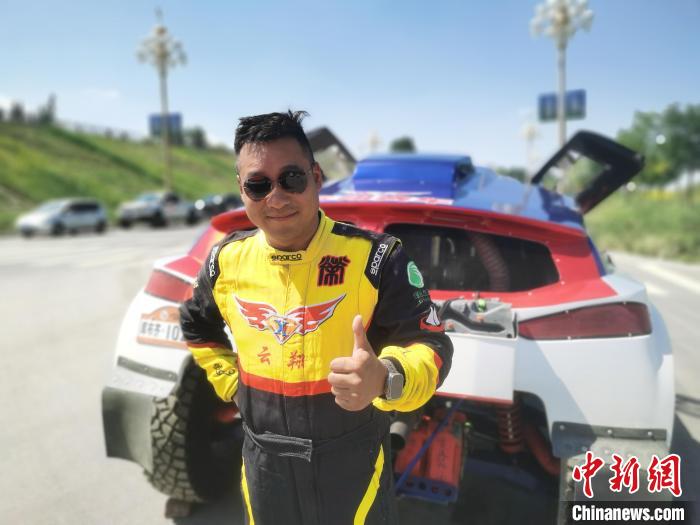 库布齐沙漠越野赛打响 陈峰訾云刚挑战极限