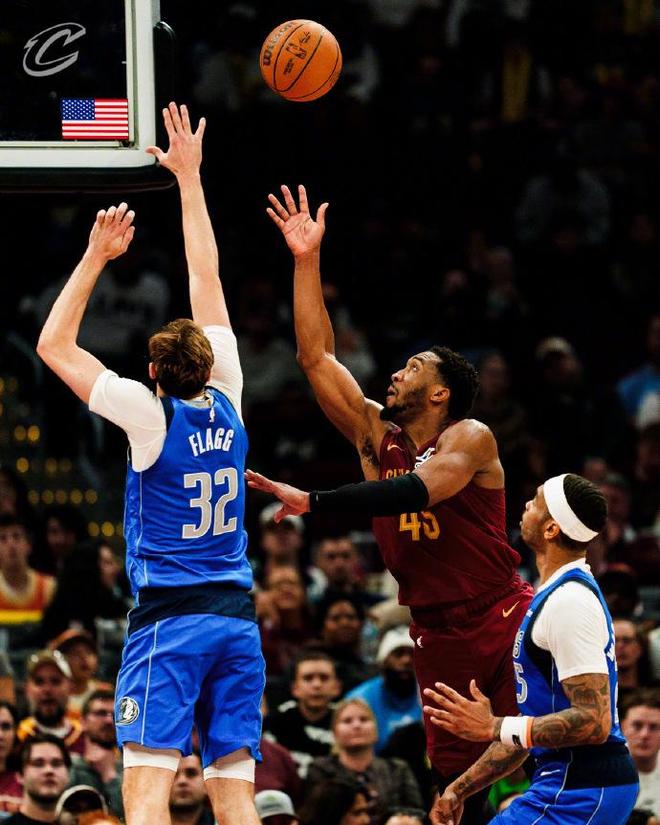 斯特鲁斯复出首秀难救主 骑士爆冷120-130负独行侠