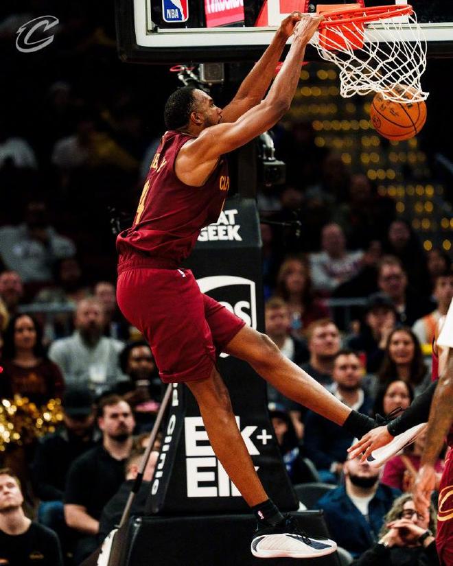 斯特鲁斯复出首秀难救主 骑士爆冷120-130负独行侠